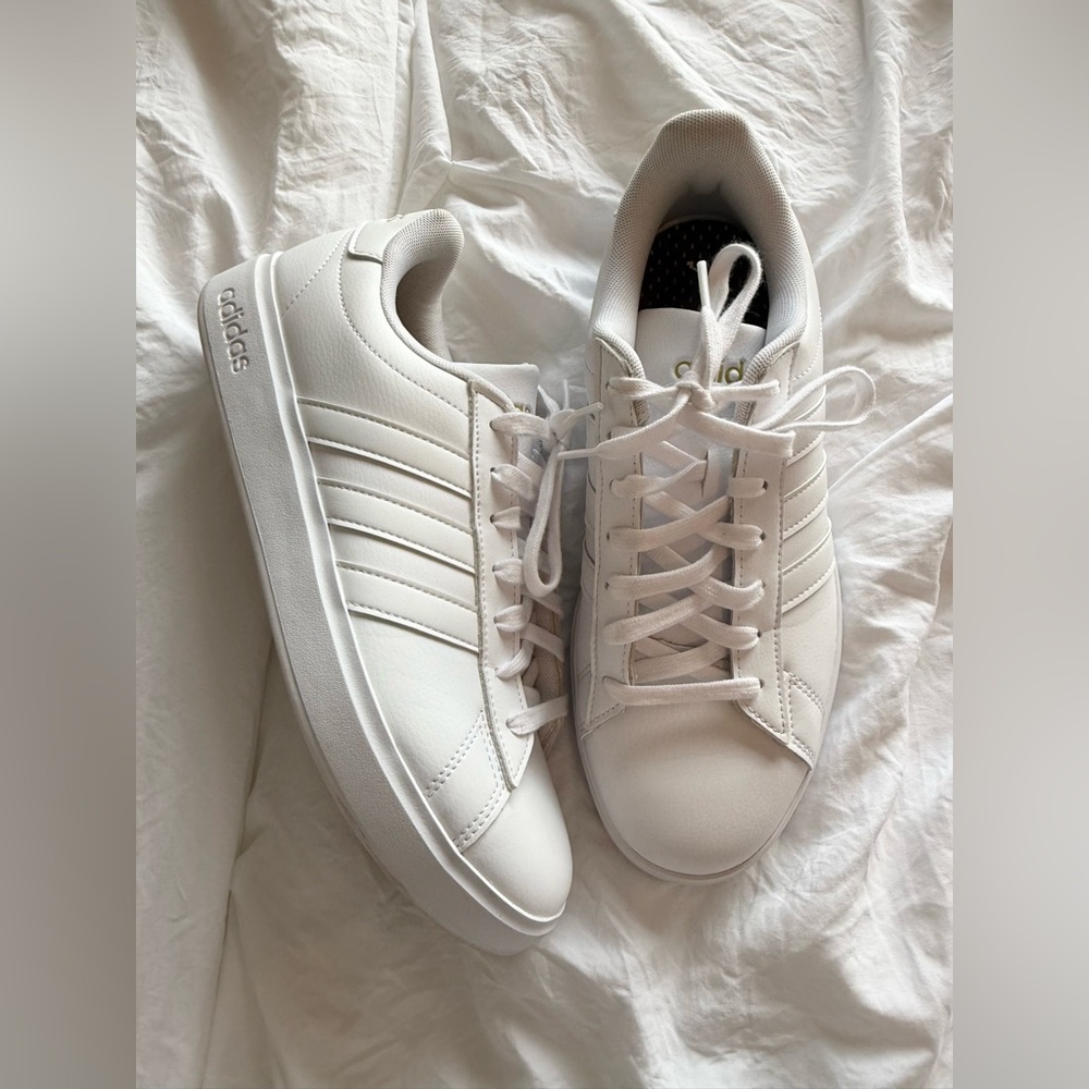 Women’s Adidas Grand Court 2.0 Sneaker Shoe White size 9.5 - GREAT Condition!